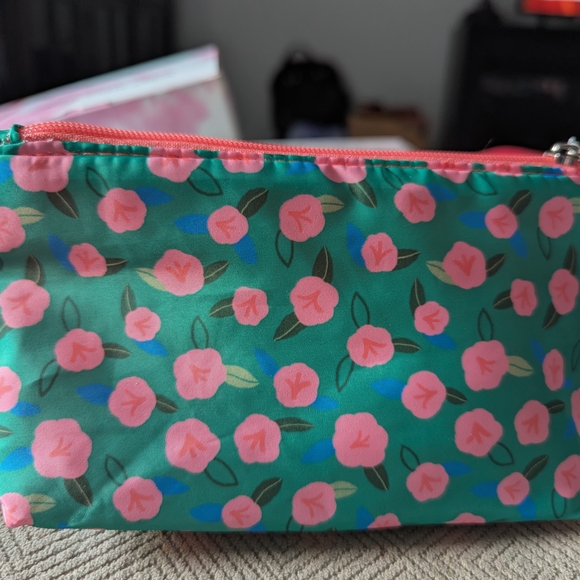 Clinique Makeup Bag + Mascara & Eyeliner - Picture 2 of 6